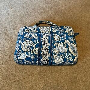 Great condition Vera Bradley blue and white floral laptop case